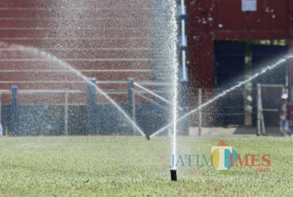 Mesin sprinkler yang dipasang di area stadion Brawijaya. (eko arif s/Jatimtimes)