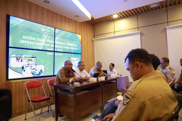 Sebagai langkah awal dari Program Kota Tanpa Kumuh (KOTAKU) tahun anggaran 2022, hari ini, Selasa (5/7) DPKP menggelar sosialisasi pelaksanaan kegiatan Infrastruktur Berbasis Masyarakat (IBM), di ruang rapat DPKP Kota Kediri. (Foto: Dok. Istimewa)