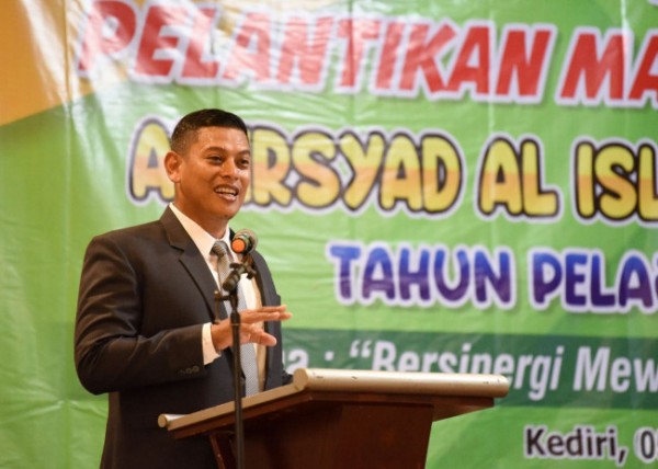 Wali Kota Kediri Abdullah Abu Bakar memberikan beberapa masukan dan arahan saat acara Stadium General dan Pelantikan Management RA & MI Al Irsyad Al Islamiyah Kota Kediri, di Ballroom Hotel Lotus Garden Kota Kediri, Selasa (5/7).&nbsp;(Foto: Dok. Istimewa)