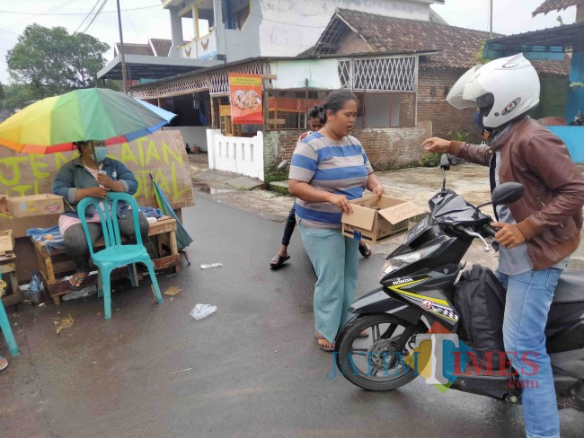 Warga desa Purwoasri yang sempat menghimpun donasi untuk perbaikan jalan tikus.(Foto: Riski Wijaya/MalangTIMES)