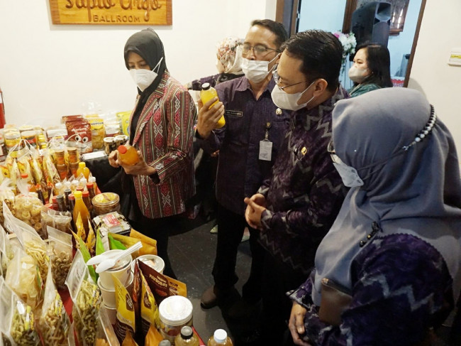 Ketua TP PKK Kota Kediri Ferry Silviana Abdullah Abu Bakar membuka workshop bagi produsen pangan industri rumah tangga (PIRT), Kamis (7/7). (Foto: Dok. Istimewa)