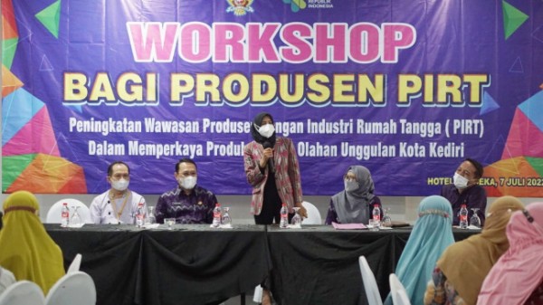 Ketua TP PKK Kota Kediri Ferry Silviana Abdullah Abu Bakar membuka workshop bagi produsen pangan industri rumah tangga (PIRT), Kamis (7/7). (Foto: Dok. Istimewa)