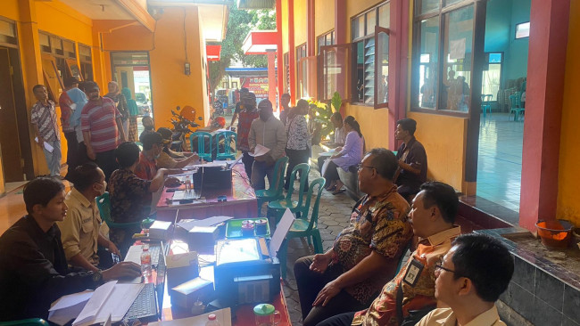 Proses pelayanan pajak di Kantor Desa Glangang oleh Bapenda Kabupaten Malang.(Foto: Istimewa).