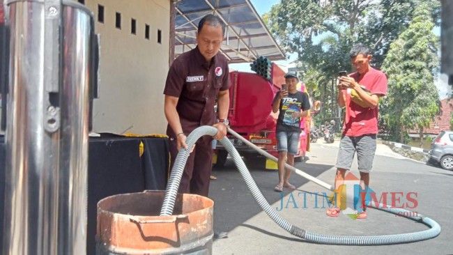 Disedot menggunakan truk penyedot WC.