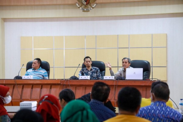 Pemerintah Kota Kediri melalui Bagian Pemerintahan menghadirkan perangkat kecamatan dan kelurahan dalam acara Sosialisasi Program Bantuan STB gratis untuk rumah tangga miskin (RTM) di Ruang Kilisuci Pemkot Kediri, Jumat (8/7). (Foto: Dok. Istimewa)