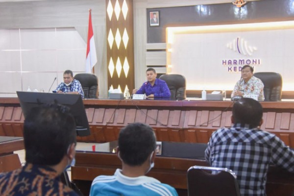 Wali Kota Kediri bagikan 46 ekor kambing kurban untuk disembelih di Hari Raya Idul Adha 1443 H ke kelurahan se-Kota Kediri, Jumat (8/7).  (Foto: Dok. Istimewa)