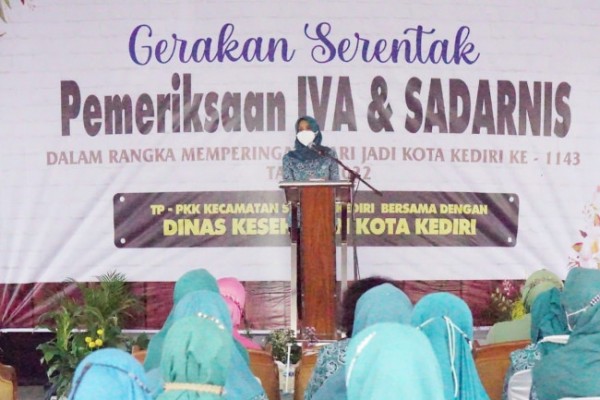 Ketua TP PKK Kota Kediri Ferry Silviana Abu Bakar memberikan motivasi kepada para ibu yang mengikuti pemeriksaan Inspeksi Visual Asam Asetat (IVA) dan Pemeriksaan Payudara Klinis (Sadanis), sekaligus membuka acara ini pada Kantor Kecamatan Mojoroto Kota Kediri, Senin (11/7). (Foto: Dok. Istimewa)