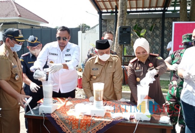 Dari kanan: Kajari Kabupaten Malang, Bupati Malang dan Kepala BNN Malang saat memusnahkan barang bukti berupa pil (foto: Hendra Saputra/JatimTIMES) 