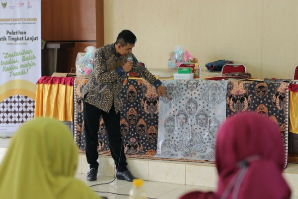 Pemerintah Kota Kediri melalui Dinas Perdagangan Dan Perindustrian Kota Kediri Menyelenggarakan Pelatihan Batik Tingkat Lanjut Di Balai Pertemuan Kelurahan Dermo, (12/7). Pelatihan dengan tema â€œLestarikan Tradisi, Batik Kediri Makin Trendiâ€. (Foto: Dok. Istimewa)
