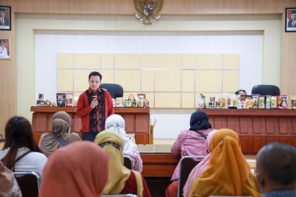 Sebanyak delapan puluh pelaku UMKM di Kota Kediri hadiri kegiatan kurasi awal dalam rangka Fasilitasi Kemitraan antara UMKM di Kota Kediri dengan Toko Modern dalam Program Pusaka (Produk UMKM Asli Kota Kediri), Kamis (14/7). (Foto: Dok. Istimewa)