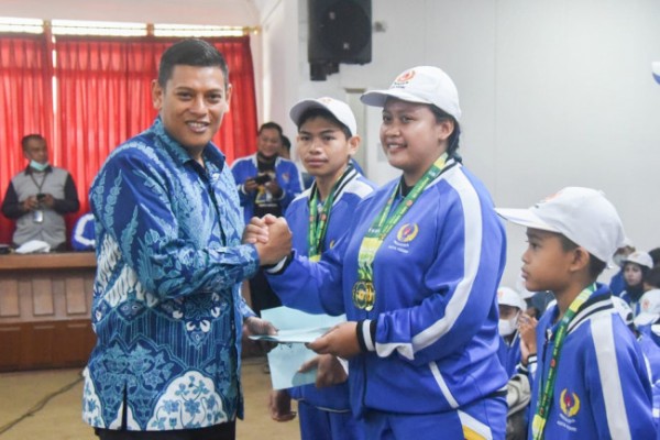 Wali Kota Kediri Abdullah Abu Bakar membubarkan dan sekaligus memberikan apresiasi berupa bonus kepada kontingen Kota Kediri yang telah berlaga di Pekan Olahraga Provinsi (Porprov) Jatim VII tahun 2022, Jumat (15/7). (Foto: Dok. Istimewa)