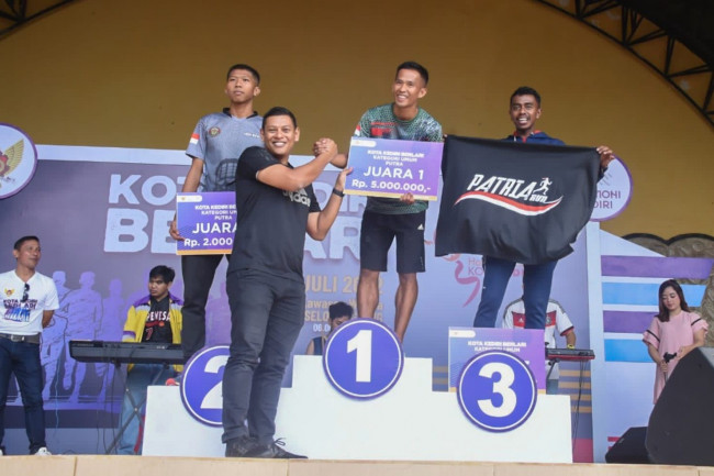 Wali Kota Kediri Abdullah Abu Bakar memberangkatkan para _runners_ Kediri Berlari, Minggu (17/7). (Foto: Dok. Istimewa)