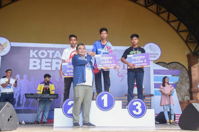 Wali Kota Kediri Abdullah Abu Bakar memberangkatkan para _runners_ Kediri Berlari, Minggu (17/7). (Foto: Dok. Istimewa)