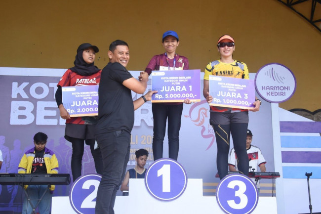 Wali Kota Kediri Abdullah Abu Bakar memberangkatkan para _runners_ Kediri Berlari, Minggu (17/7). (Foto: Dok. Istimewa)