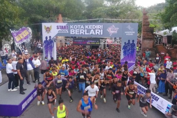 Wali Kota Kediri Abdullah Abu Bakar memberangkatkan para _runners_ Kediri Berlari, Minggu (17/7). (Foto: Dok. Istimewa)