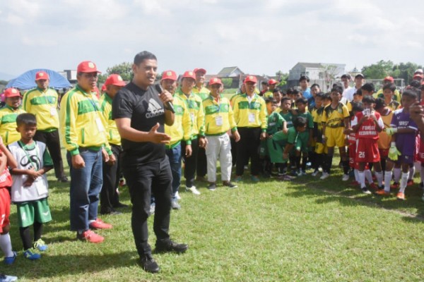 Wali Kota Kediri berikan pesan kepada para orang tua dan pelatih yang anak-anaknya berbakat dalam bidang sepak bola, pada Festival Forum Sepak Bola Generasi Indonesia (FORSGI) Kota Kediri U10 dan U12, Minggu (17/7). (Foto. Dok. Istimewa)