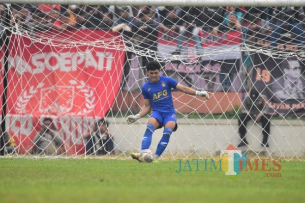 Penjaga gawang Persik Kediri Adi Satryo saat menyelamatkan gawang.(foto : istimewa)