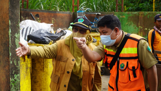 Plt Kepala DPUPRPKP Kota Malang, Diah Ayu Kusumadewi (kiri) saat memantau petugas mengeruk sedimen (foto: Humas Pemkot Malang for JatimTIMES) 