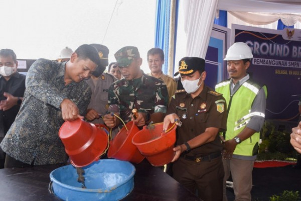 Wali Kota Kediri Abdullah Abu Bakar meletakkan batu pertama pembangunan SMP Negeri 9 Kediri, Selasa (19/7). (Foto: Dok. Istimewa)