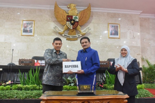 Wali Kota Kediri Abdullah Abu Bakar memberikan tanggapan atas pendapat dan saran yang telah disampaikan oleh 8 fraksi DPRD Kota Kediri, Selasa (19/7). (Foto: Dok. Istimewa)