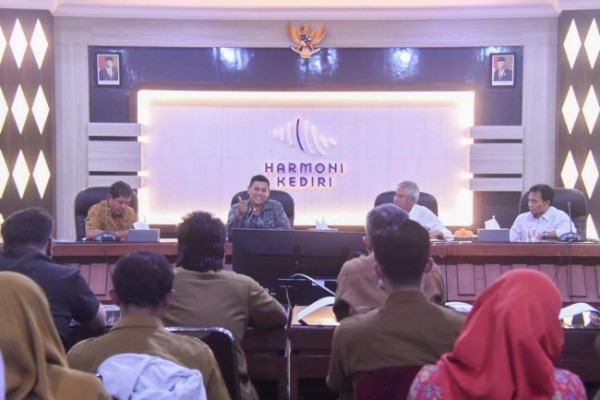 Wali Kota Kediri dalam Rapat Koordinasi Panitia Reuni Akbar dan Workshop Nasional Palmturi, Selasa (19/7) bertempat di Ruang Joyoboyo Balai Kota Kediri. (Foto: Dok. Istimewa)
