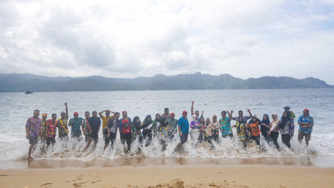 Kepala Bapenda Kabupaten Malang, Made Arya Wedantara bersama jajaran dan stafnya.(Foto: Istmewa).