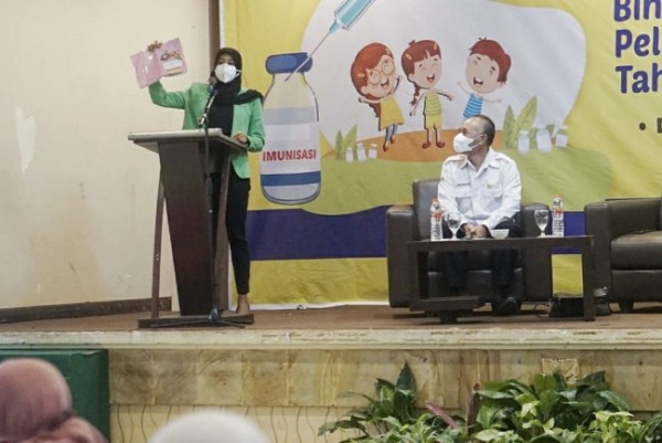 Ketua TP PKK Kota Kediri Ferry Silviana Abu Bakar bincang santai terkait imunisasi dalam rangka Pelaksanaan Bulan Imunisasi Anak Nasional di Kota Kediri, Rabu (20/7). (Foto: Dok. Istimewa)