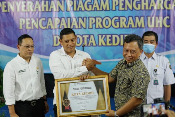 Kota Kediri telah mencapai _Universal Health Coverage_ (UHC) 97,72 persen. Atas capaian tersebut, Wali Kota Kediri Abdullah Abu Bakar menerima penghargaan berupa sertifikat UHC dari BPJS Kesehatan Provinsi Jawa Timur.  (Foto: Dok. Istimewa)
