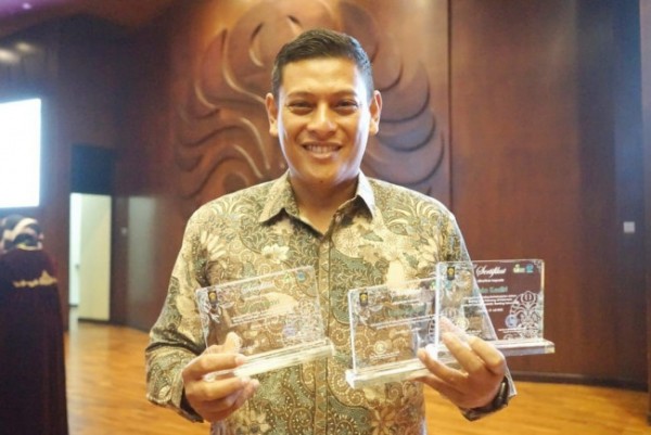 Wali Kota Kediri Abdullah Abu Bakar kembali meraih penghargaan. Kali ini diberikan oleh Universitas Indonesia (UI) pada GreenCityMetric 2022, Kamis (21/7). (Foto: Dok. Istimewa)
