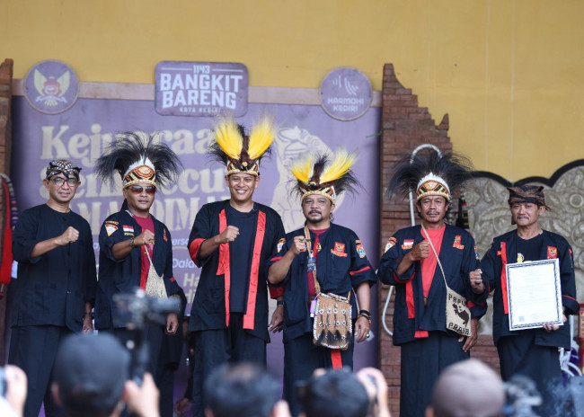 Wali Kota Kediri Abdullah Abu Bakar menyerahkan Piagam HKI kepada Ketua Paguyuban Pecut Samandiman Kota Kediri Mohammad Hanif. (Foto: Dok. Istimewa)