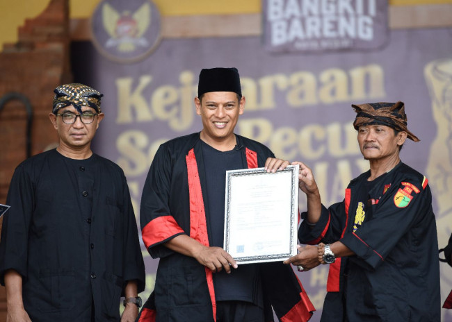 Wali Kota Kediri Abdullah Abu Bakar menyerahkan Piagam HKI kepada Ketua Paguyuban Pecut Samandiman Kota Kediri Mohammad Hanif. (Foto: Dok. Istimewa)