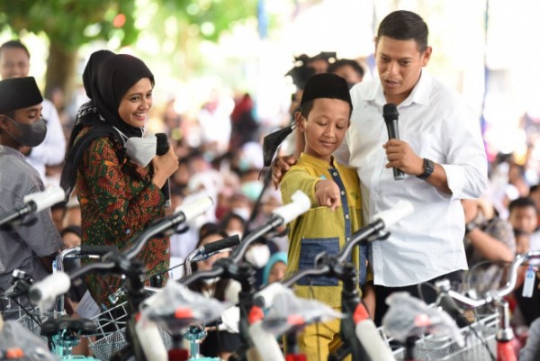 Wali Kota Kediri Abdullah Abu Bakar dan Ketua TP PKK Kota Kediri Ferry Silviana Abu Bakar memberikan santunan kepada 2.108 anak yatim, Senin (25/7). (Foto: Dok. Istimewa(