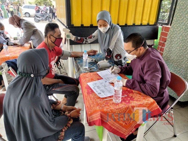 Kegiatan vaksinasi yang digelar di tingkat sekolah.(Foto: Riski Wijaya/MalangTIMES).