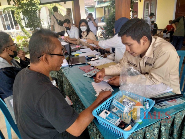 Proses pelayanan pajak dalam program Bapenda Menyapa di Desa Kalisongo Kecamatan Dau.(Foto: Riski Wijaya/MalangTIMES).