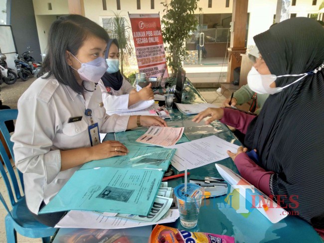 Proses pelayanan pajak dalam program Bapenda Menyapa di Desa Kalisongo Kecamatan Dau.(Foto: Riski Wijaya/MalangTIMES).