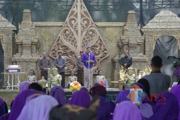 Wali Kota Kediri Abdullah Abu Bakar beserta Ketua TP PKK Kota Kediri Ferry Silviana turut mengikuti prosesi upacara ini dengan memakai baju Kediren, Rabu (27/7). (Foto: Bams Setioko/JatimTIMES)