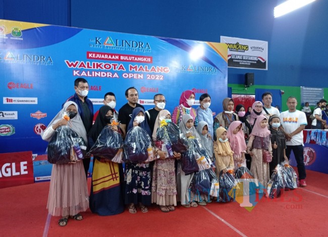 Anak yatim piatu dan anak berkebutuhan khusus saat diberi santunan oleh PBSI Kota Malang dan para sponsor (foto: Hendra Saputra/JatimTIMES) 