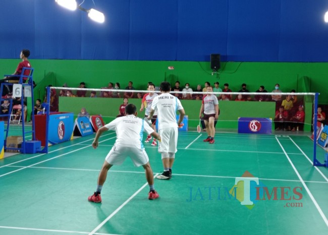 Pertandingan final veteran putra yang dimenangkan pasangan Heri Murid dan Fandi (foto: Hendra Saputra/JatimTIMES) 