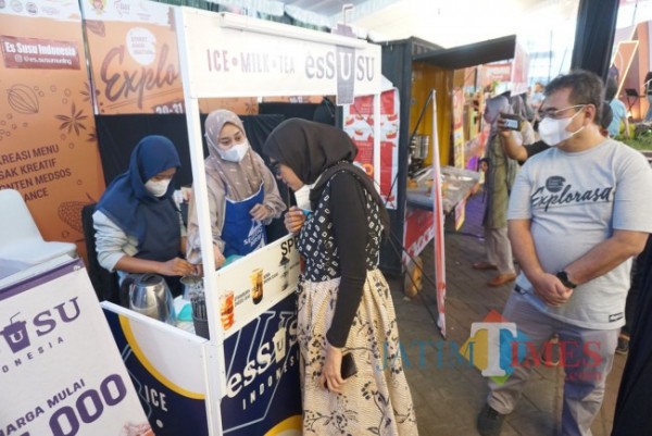 Ketua TP PKK Kota Kediri Ferry Silviana Abu Bakar membuka secara resmi Explorasa Street Food Festival ini sekaligus juga menjadi juri dari Lomba Kreasi Street Food.&nbsp;Foto: (Dok. Bams Setioko/JatimTIMES)
