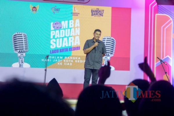 Wali Kota Kediri Abdullah Abu Bakar ketika hadir dalam grand final Lomba Paduan Suara Kota Kediri, Jumat (29/7) di Ballroom Lotus Garden. Lomba ini merupakan rangkaian dari Hari Jadi Kota Kediri ke-1143. Foto: (Bams Setioko/ JatimTIMES)