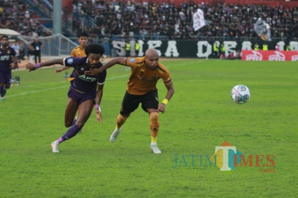 Persik Kediri saat bertanding lawan Bhayangkara FC. (eko arif s/Jatimtimes)
