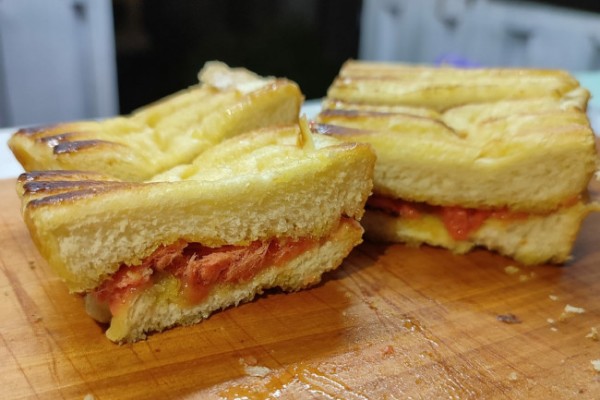 Menikmati Jajanan Roti Bakar Kekinian Cita Rasa Tradisional | MalangTIMES