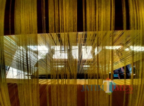 Pemgrajin kain tenun di Kediri saat memproses kain tenun.(eko arif s/Jatimtimes)