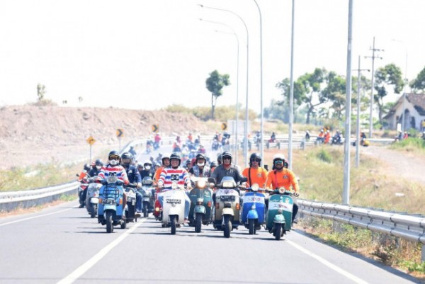 Wali Kota Kediri Abdullah Abu Bakar keliling Kediri bersama ratusan scooterist, Minggu (31/7). Foto: (Dok. Istimewa)