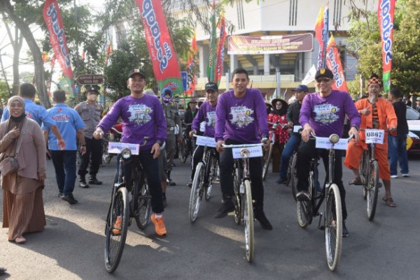 Wali Kota Kediri Abdullah Abu Bakar memberangkatkan ribuan onthelis sepeda tua dalam Parade Sepeda Nusantara 2, Minggu (31/7) di GOR Jayabaya. (Foto: Dok. Istimewa)