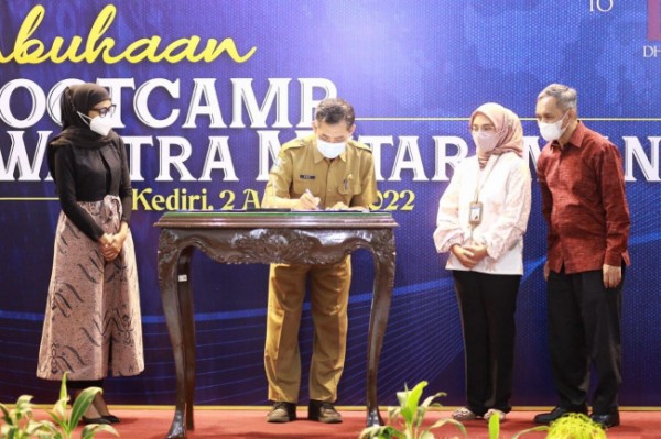 Ketua Dekranasda Kota Kediri Ferry Silviana Abdullah Abu Bakar bersama Kepala KPwBI Kediri Moch. Choirur Rofiq membuka _Bootcamp_ Wastra Mataraman, Selasa (2/8). (Foto: Dok. Istimewa)