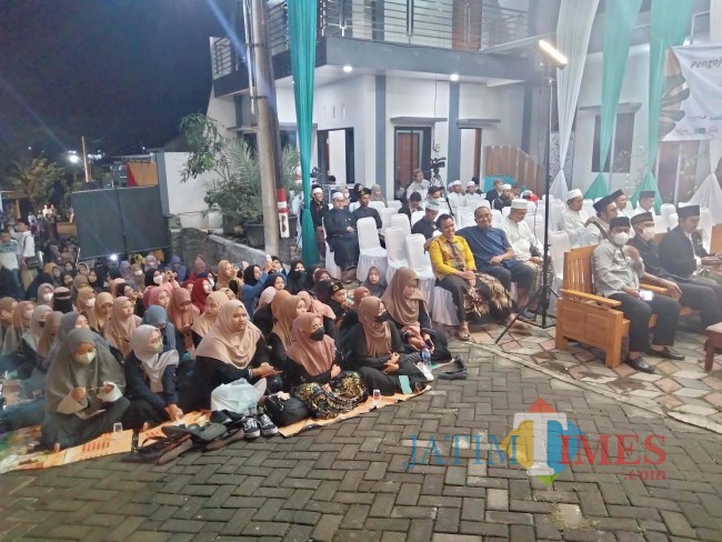 Jamaah dan tamu undangan yang hadir dalan peringatan tahun baru Islam di Rumah Sedekah NU.(Foto: Riski Wijaya/MalangTIMES).