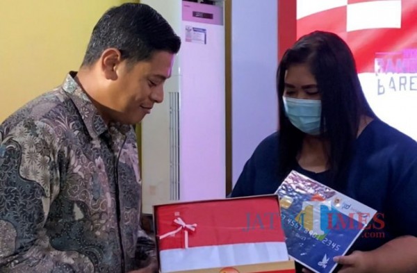 Wali kota Kediri saat memberikan bendera Merah Putih kepada salah satu warga.(foto: istimewa