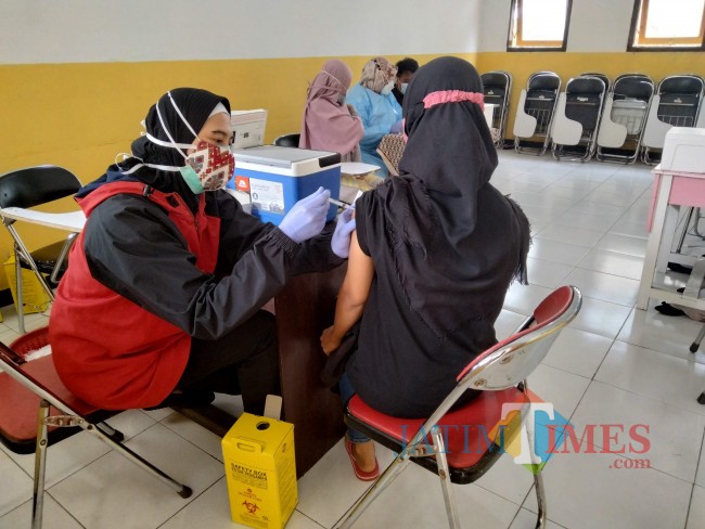 Pelaksanaan vaksinasi di wilayah Singosari.(Foto: Riski Wijaya/MalangTIMES).