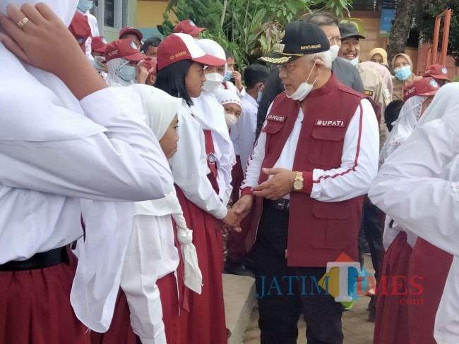 Bupati Malang HM. Sanusi saat menyapa siswa SDN 3 Ngabab.(Foto: Riski Wijaya/MalangTIMES).